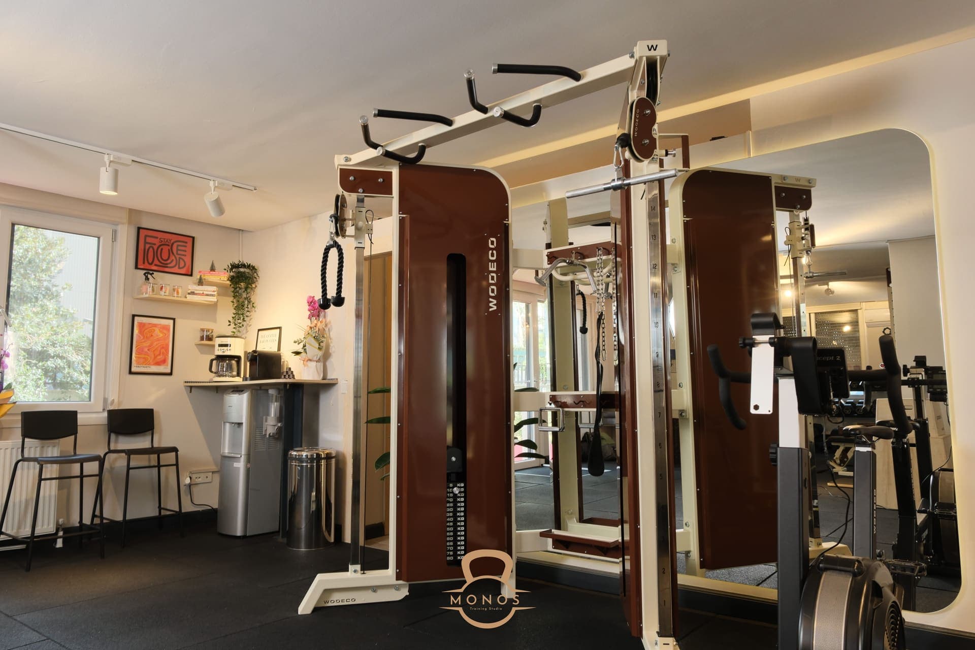 Monos Training Studio - Kablo makinesi ve lounge